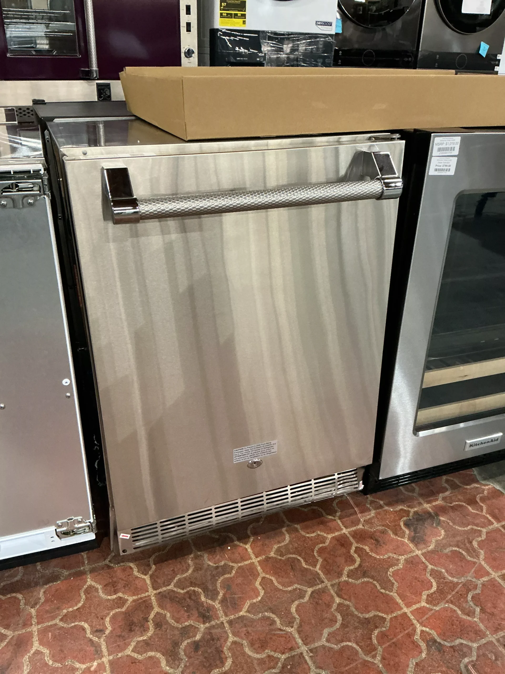 Hestan ERS24 Undercounter Refrigerator (Open Box / Scratch & Dent)